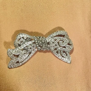 Vintage Brosche Spitze filigran Markasit silberfarbene Schleife - Bild 1 von 4