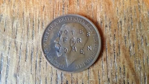 ANTIQUE 1913 SUFFRAGETTE VOTES FOR WOMEN - DEFACED GEORGE V PENNY - Picture 1 of 3