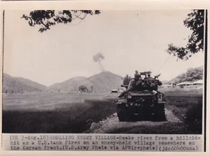 Original Korean War Press Photo M4 SHERMAN TANK COMBAT FIGHTING 1950 Korea 10 - Picture 1 of 2