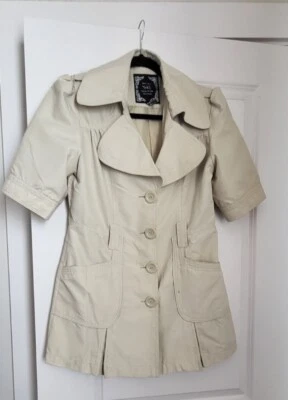Gabardina corta chaqueta beige Yoki New York Collection; usada; excelente estado Foto 1 de 2