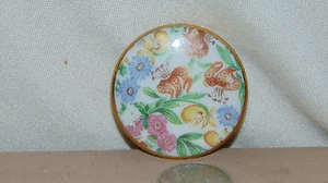 VINTAGE CERAMIC ROUND BROOCH PIN WITH FLOWERS ON IT MARKED 45 ON BACK - Imagen 1 de 4