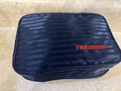 Kit de amenidades TWA de colección bolsa de artículos de tocador con máscara de ojos Caron Colonia y más Foto 1 de 4