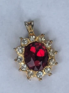Colgante de diamantes de imitación de cristal rojo tono dorado estilo victoriano 7/8 pulgadas l vintage - Imagen 1 de 5