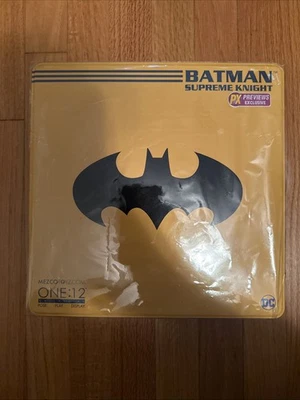 Коллекционная фигурка MEZCO One: Batman Supreme Knight PX Exclusive Blue One 12 новая - Изображение 1 из 2