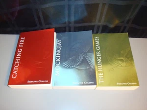 Hunger Games Trilogy 1-3 Suzanne Collins Teen YA Dystopian Catching Fire Foil - Picture 1 of 6