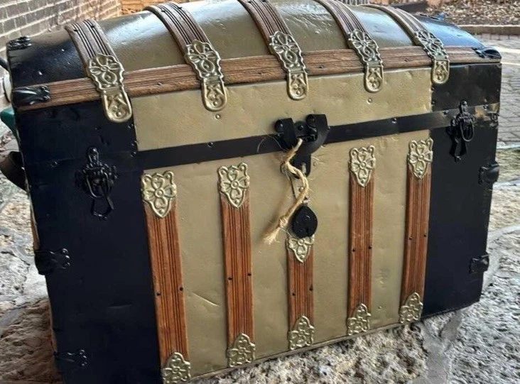 Baúl superior con cúpula de barril de rehabilitación del siglo XIX | Hermosa pieza llamativa en el pecho Foto 1 de 4