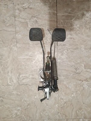 Mercedes Benz 240D 1979 montaje de pedal OEM Foto 1 de 4