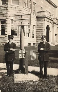 International Lines Vermont y Canadá ambos lados con banderas nacionales RPPC - Imagen 1 de 2