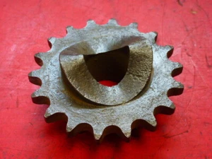 Piñón de motor G3L 350 CC 014018 sin igual nuevo de lote antiguo - Imagen 1 de 3