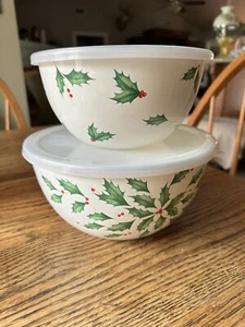 Juego de 2 cuencos apilables de metal esmaltado Lenox Holiday con tapas herméticas de plástico - Imagen 1 de 7