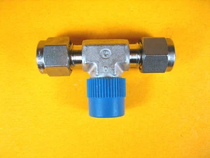Swagelok Crawford - 1/4" Tube x 1/4" MNPT - Stainless Union Tee - Picture 1 of 5