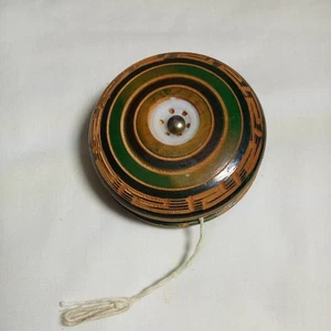 Vintage 1960's Hand Carved Decoration on 3.5" diameter Wood Yo Yo Toy green/brow - Picture 1 of 10