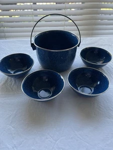 4 BLAU MIT WEISS GESPRENKELTER EMAILLE MIT STAHLBAND SCHALEN 5 3/4" DURCHMESSER & 8" Topf - Bild 1 von 3