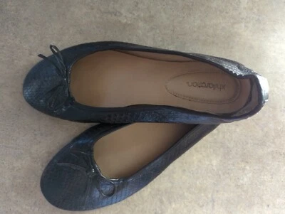 Ballet plano con estampado de cuero de cocodrilo sintético marrón - 7-7-1/2 mediano - Hilaración Foto 1 de 3