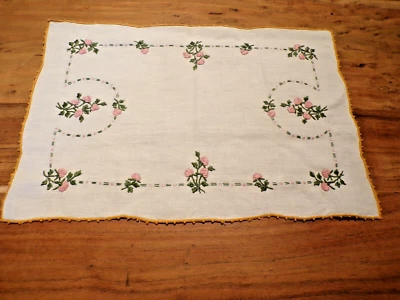 Linge ancien Napperon lin blanc brodé main de fleurs multicolores en relief - Photo 1/4