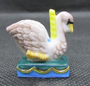 Feve Thème Animaux du Cirque Manège " Un CYGNE " Swan Oiseau Bird #G6 - Imagen 1 de 2