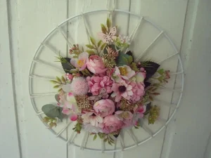 Türkranz Wandkranz 30cm Metallring Kranz Rosa Blumen Holz Schmetterling Moderner - Bild 1 von 7