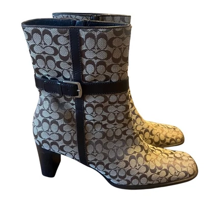 Botas de salto Coach Signature C monograma couro marrom fivela salto 7,5 - Imagem 1 de 4