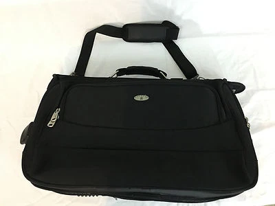 Bolso para colgar ropa Olympia negro elegancia 22 pulgadas con correa para el hombro y bloqueo Foto 1 de 4