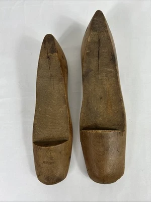 Par vintage de moldes de sapato de madeira sapateiro madeira rústica eles têm 10” e 9” de comprimento - Imagem 1 de 4