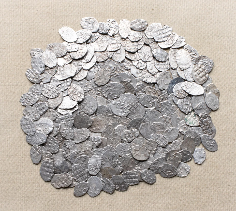 TESORO DE MONEDAS DE PLATA DE PEDRO I 50 uds. 1682-1725 Kopek №107/2 Foto 1 de 1