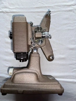 Винтажный кинопроектор REVERE 8 - Изображение 1 из 4