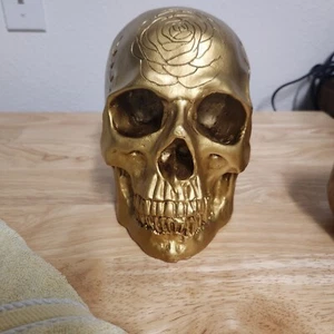 Estatuilla de esqueleto de resina decorativa coleccionable con cabeza de calavera dorada con rosa - Imagen 1 de 6