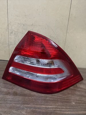 Luz trasera lateral derecha OEM Mercedes-Benz C 230, C240 (W203) Clase C 2005-2007 Foto 1 de 4
