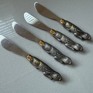 Arthur Court Set di 4 Coltelli Formaggio Burro Spandiconciglio Coniglietto Pasqua Vintage - Foto 1 di 6
