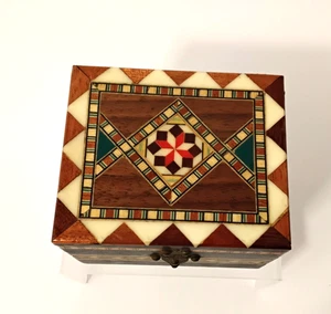 Caja con incrustaciones de madera de mosaico lacado de marquetería vintage - Imagen 1 de 9