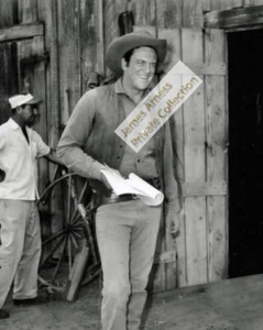 James Arness Collezione Privata Gunsmoke Jim con Script Candid 8 x 10 Foto - Foto 1 di 2