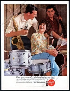 Coca-Cola 1963 músico trío foto inusual Euro vintage anuncio impreso - Imagen 1 de 7
