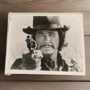 Foto firmada por Charles Bronson de 8x10 “Lover Boy” western - Imagen 1 de 3