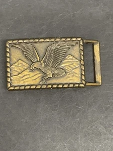 Hebilla de cinturón patriótica Flying American Eagle & Mountains vintage de latón - Imagen 1 de 6