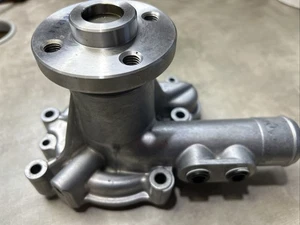 New Water Pump 186684 for Gehl Mustang Manitou NOS NO GASKET - Picture 1 of 10
