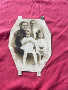VINTAGE BLACK/WHITE PHOTO:  AMERICAN FAMILY PORTRAIT MOTHER & 3 SMALL CHILDREN - Picture 1 of 5