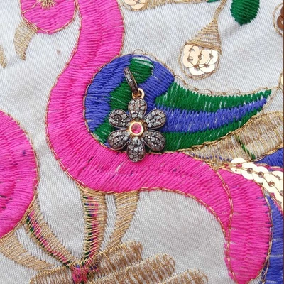 Colgante de flor de rubí de diamantes con pavé de 15 quilates de plata de ley de oro amarillo de 21 mm x 18 mm 035 Foto 1 de 4