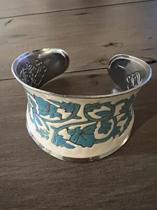 Silberfarbenes Armreif Armband mit beige und türkisfarbenen Ranken Design - Bild 1 von 2