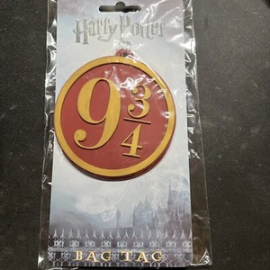 Harry Potter 9 3/4 Bolso Etiqueta, Caja de Botín Exclusivo Mundo Mágico - Nuevo Sellado - Imagen 1 de 1