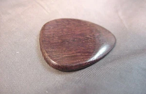 PICK DE GUITARRA DE MADERA EXÓTICA - TINTEL - ESTILO AGARRE TALLADO - Imagen 1 de 4