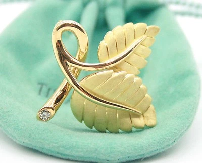 Broche Tiffany & Co Hoja de Fresa Oro Amarillo 18K con Diamante Redondo. Foto 1 de 4