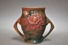 c. 1943 71-4 pouces NÉNUPHAR par Roseville Pottery ROSE Vase manipulé 