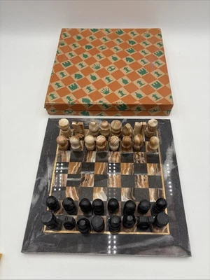 Juego de ajedrez de mármol negro y tostado/naranja oxidado Foto 1 de 4