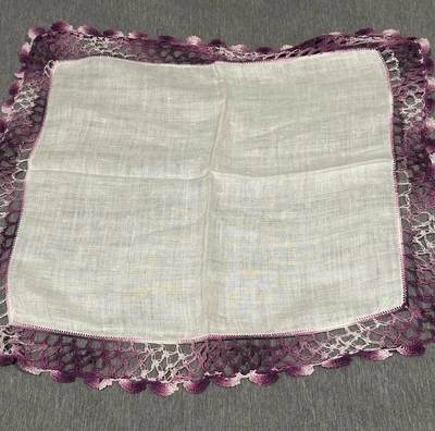 Pañuelo vintage para damas blanco con adornos de ganchillo con volantes de lavanda púrpura y púrpura  Foto 1 de 4