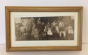 Vestido enmarcado antiguo imagen antigua de granjero familia caballo granero - Imagen 1 de 9