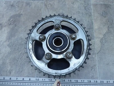 Triumph Speed Triple 885 S431-1 1995. piñón trasero y soporte Foto 1 de 4