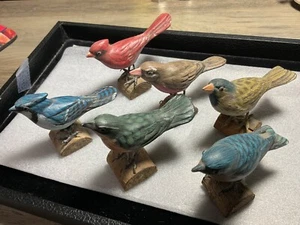 VINTAGE LOT OF (6) BIRDS ON WOOD LOG / GREAT DETAIL - Bild 1 von 8