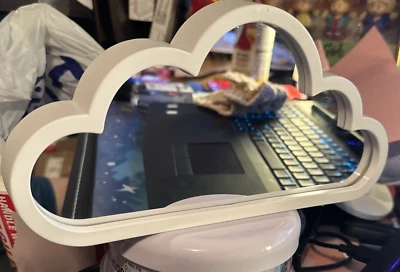 Espejo pequeño de pie en forma de nube Foto 1 de 4