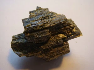 Epidote Crystals Mineral Specimen From Mount Isa Qld 52 grams Natural - Picture 1 of 5