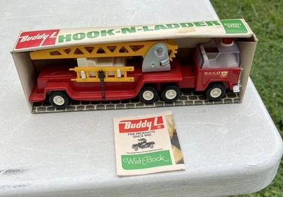 Nuevo En Caja Camión Bruto Gancho y Escalera Buddy L Departamento de Bomberos 4951 Nuevo de Lote Antiguo Foto 1 de 4